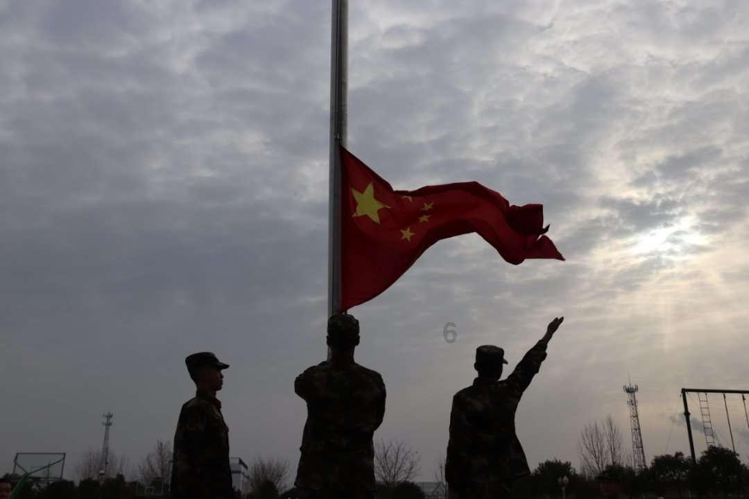 炎炎夏天，男生的花式衬衫怎么搭不会显得土？游戏画面